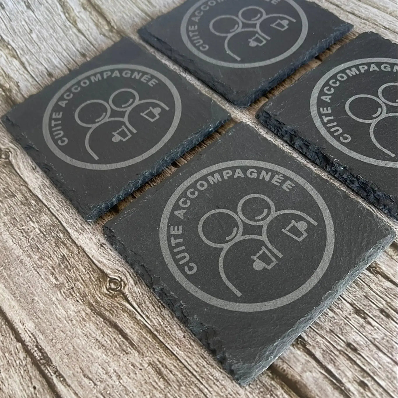 Lot de 4 Sous-Verres en Ardoise Gravée – « Cuite accompagnée » avec Boîte en Bois ROUSSILLON CRÉATIONS