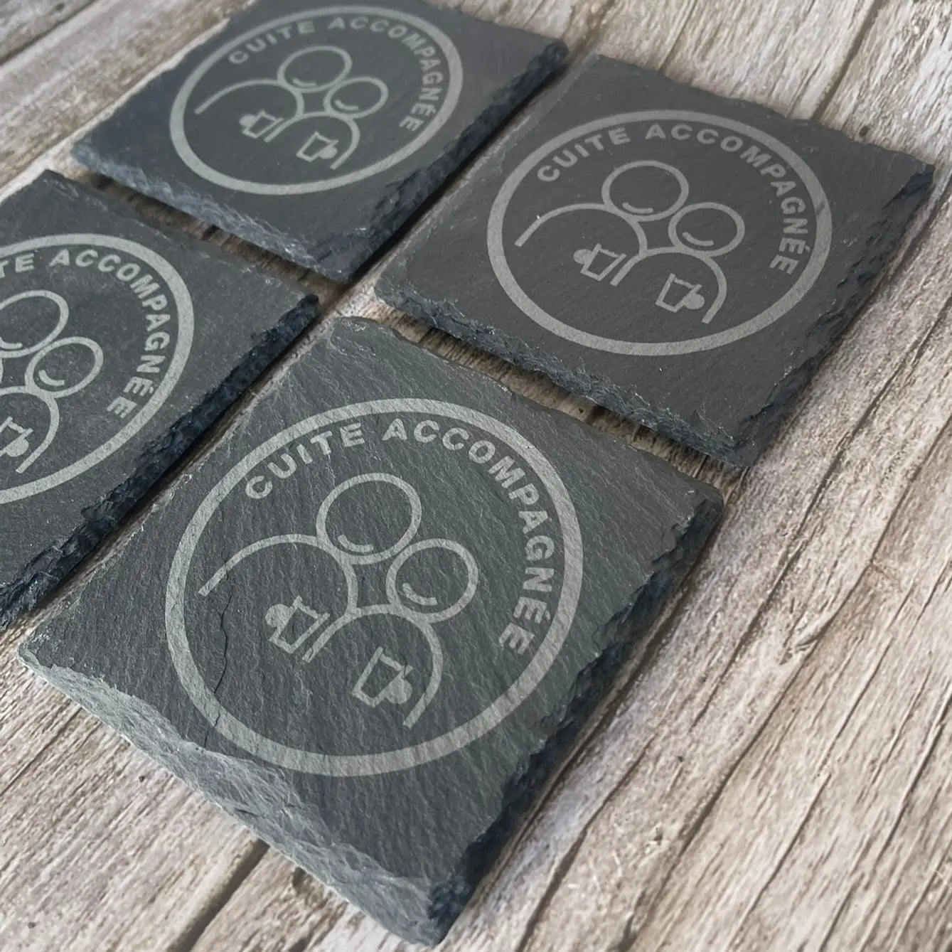 Lot de 4 Sous-Verres en Ardoise Gravée – « Cuite accompagnée » avec Boîte en Bois ROUSSILLON CRÉATIONS
