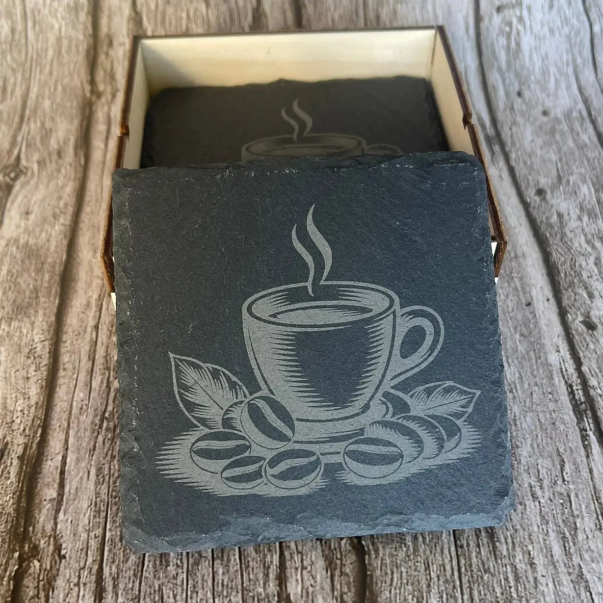 Sous-verre en ardoise naturelle gravée au laser avec motif tasse de café fumant et grains