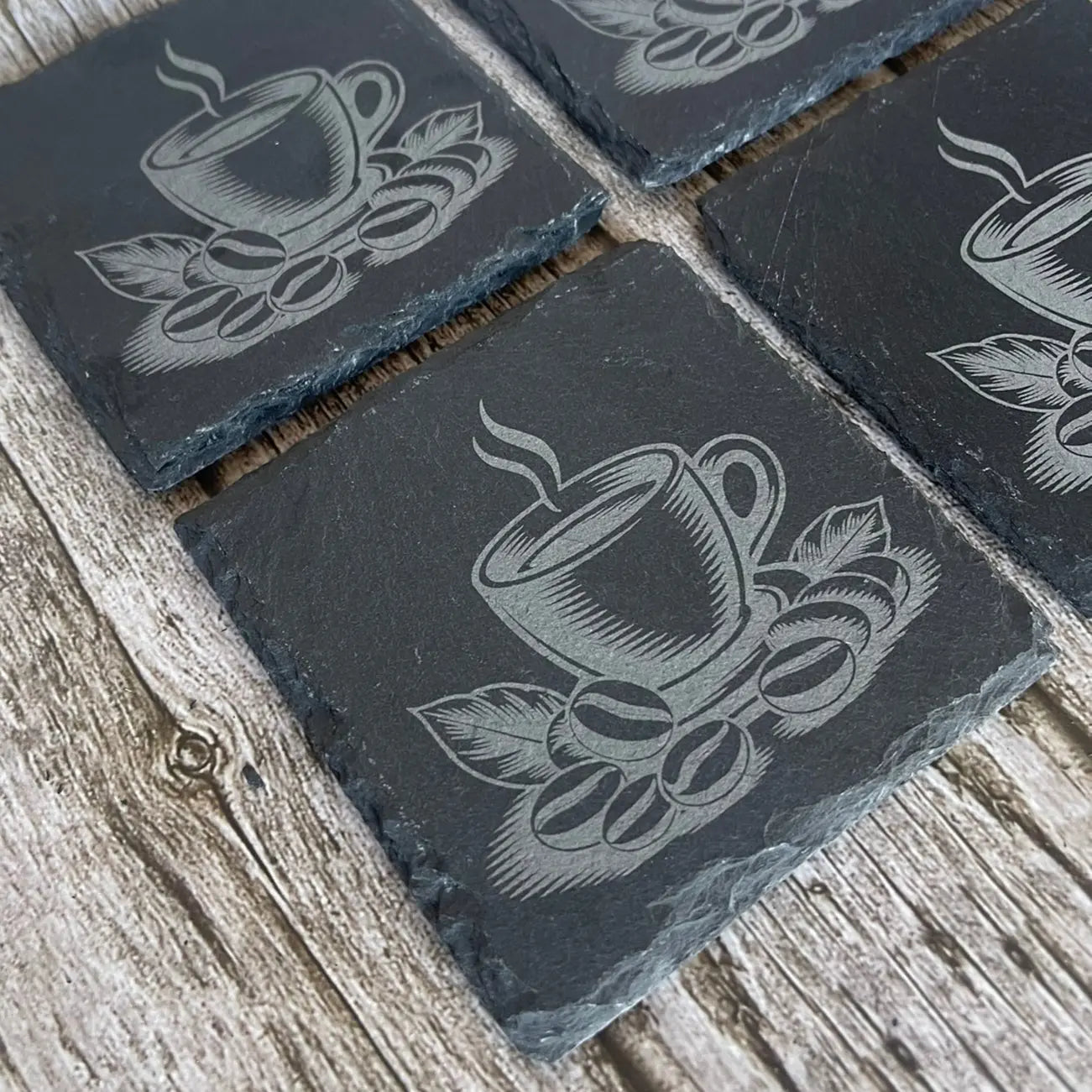 Sous-verres décoratifs en ardoise gravée au laser représentant une tasse de café et des grains