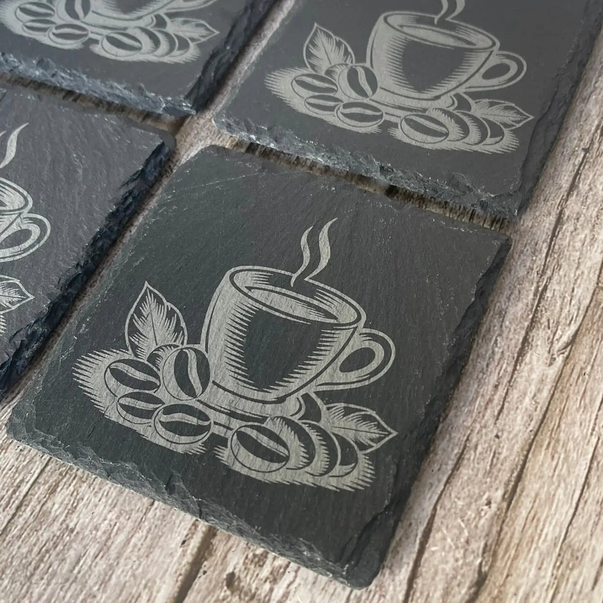 Coffret de 4 dessous de verre en ardoise gravée motif café livré dans une boîte en contreplaqué