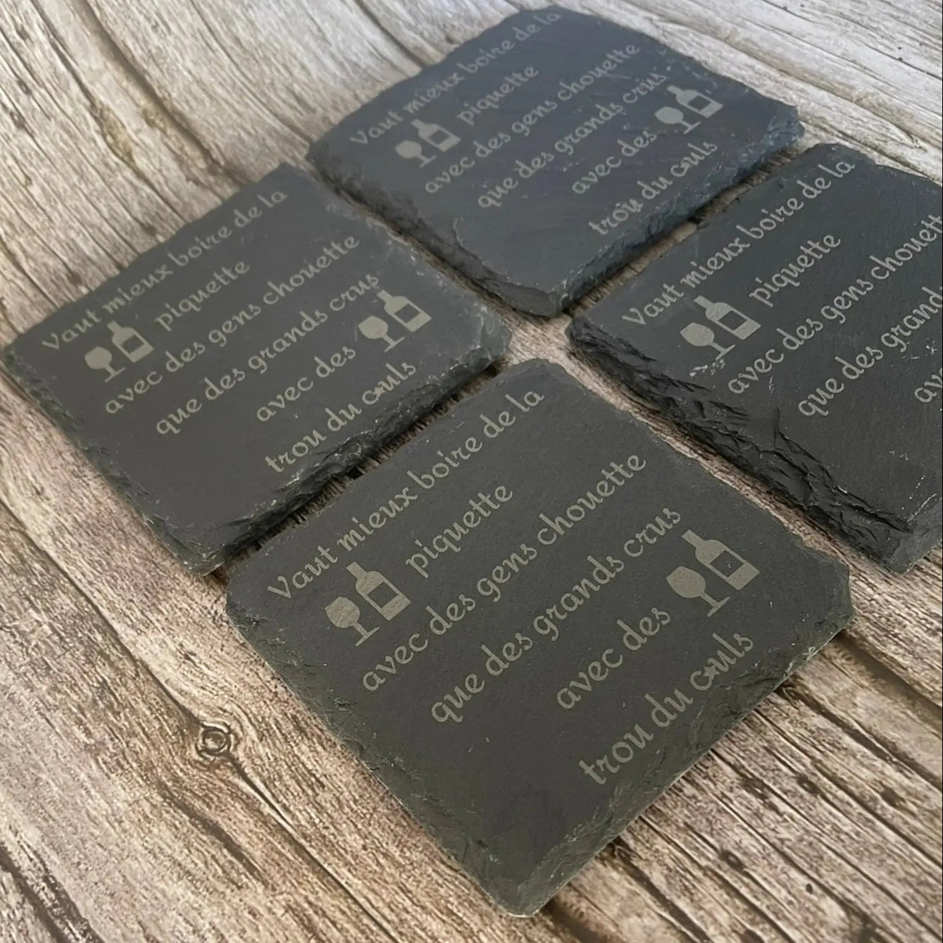 Lot de 4 Sous-Verres en Ardoise Gravée – Citation Humour Vin avec Boîte en Bois ROUSSILLON CRÉATIONS