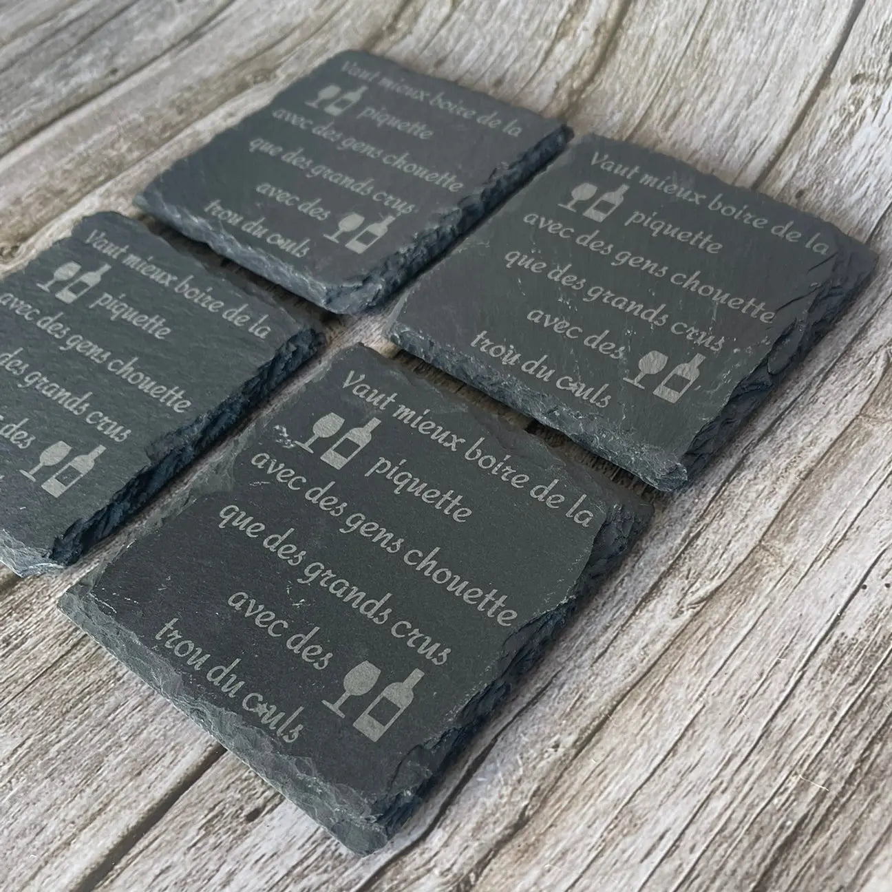 Lot de 4 Sous-Verres en Ardoise Gravée – Citation Humour Vin avec Boîte en Bois ROUSSILLON CRÉATIONS