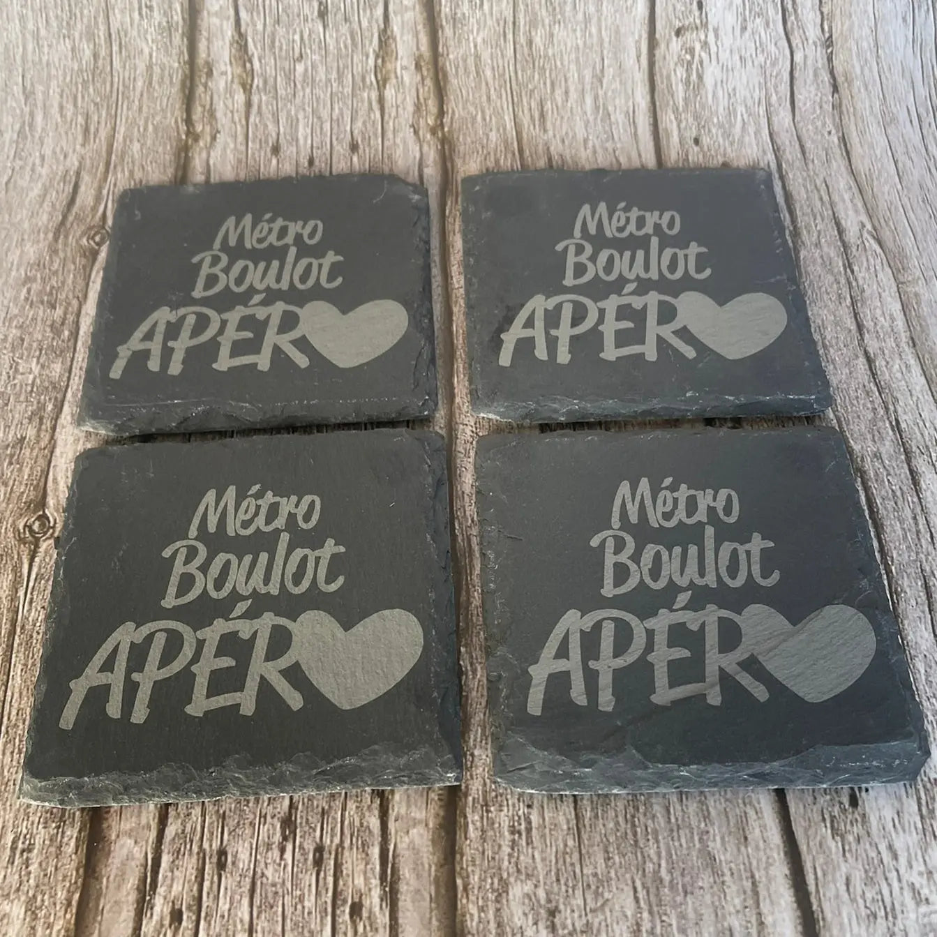 Lot de 4 dessous de verre en ardoise gravée Métro Boulot Apéro avec boîte en bois