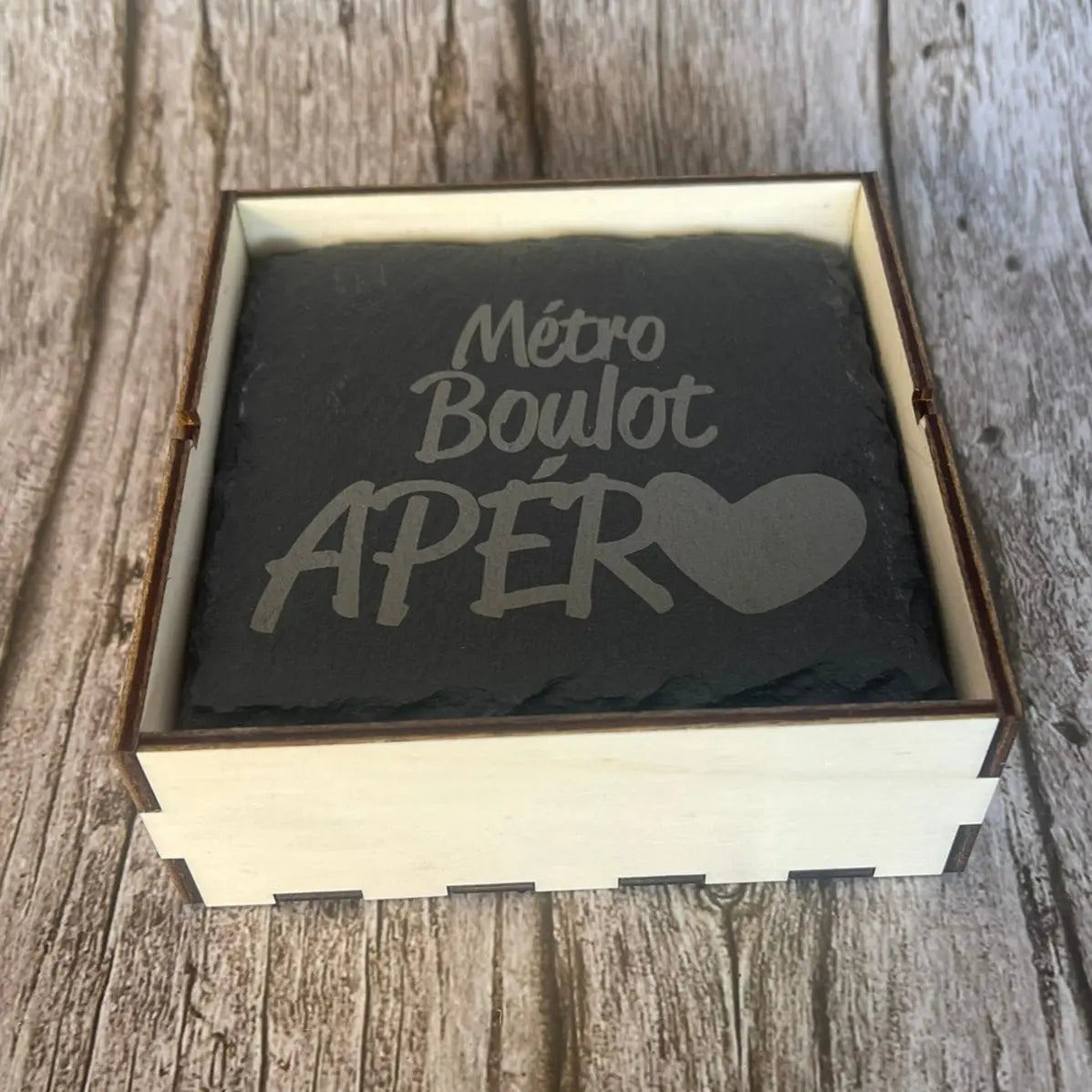 Détail de la gravure laser 'Métro Boulot Apéro' sur dessous de verre en ardoise