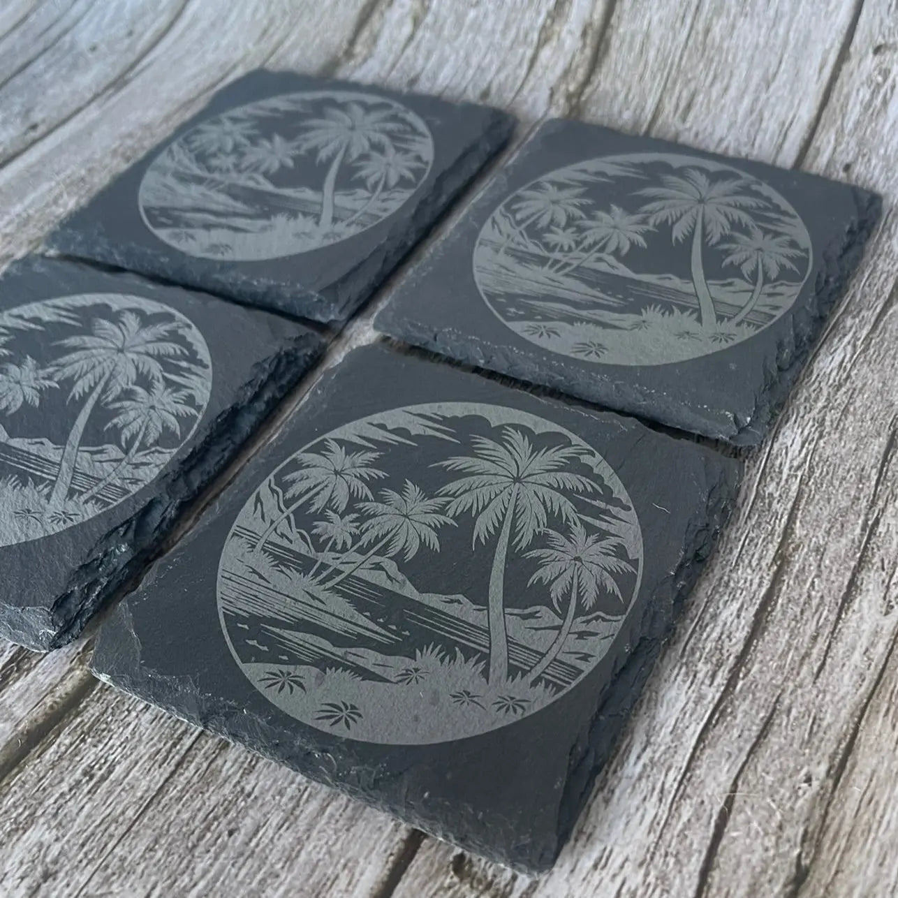 Lot de 4 Sous-Verres en Ardoise Gravée – Motif Paysage Tropical avec Boîte en Bois ROUSSILLON CRÉATIONS