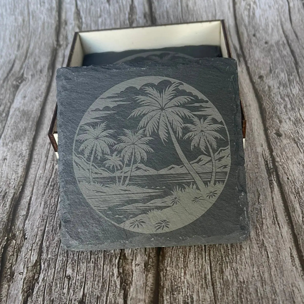 Lot de 4 Sous-Verres en Ardoise Gravée – Motif Paysage Tropical avec Boîte en Bois ROUSSILLON CRÉATIONS