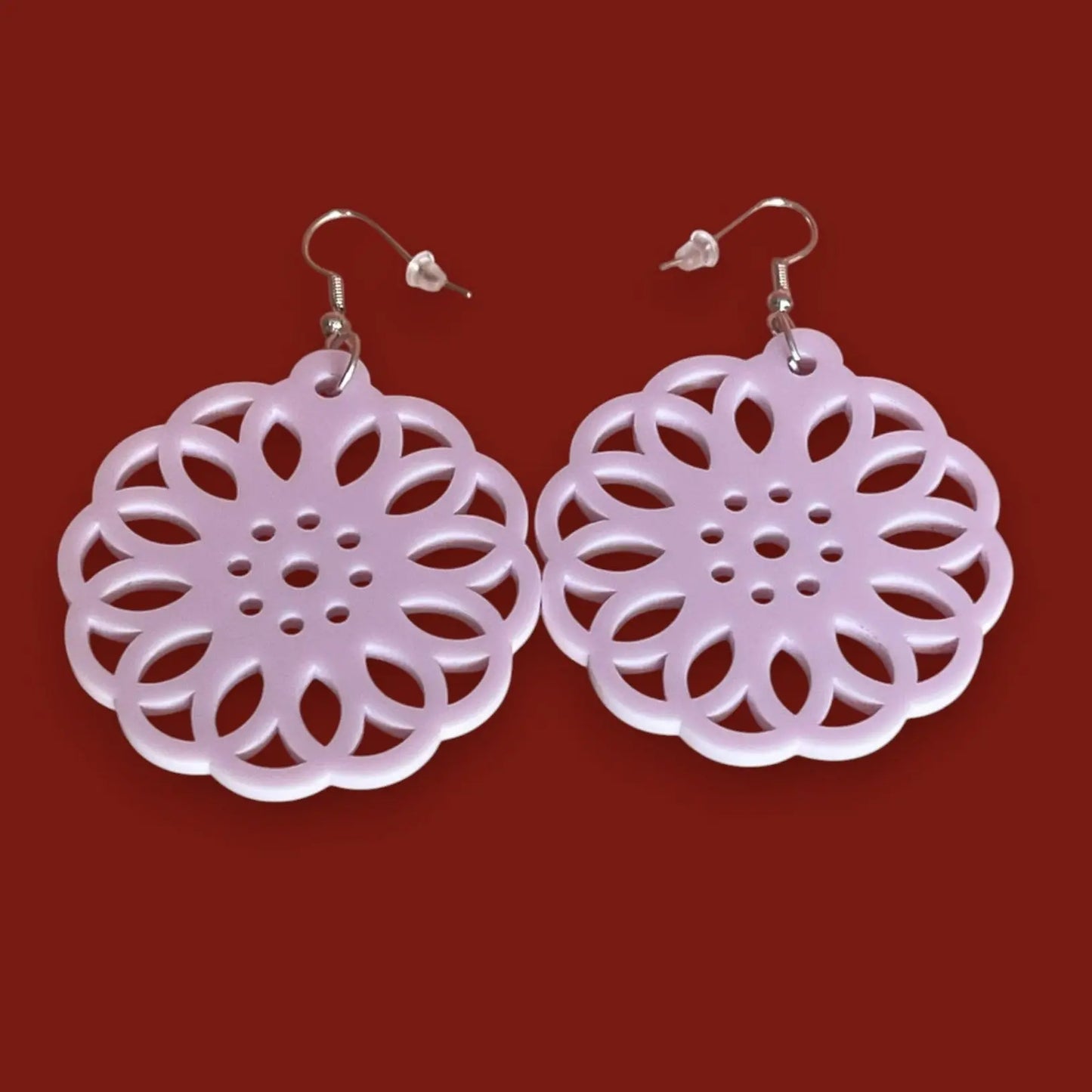 Boucles d’oreilles Fleur Élégante — Délicatesse florale en acrylique rose pâle pastel ROUSSILLON CRÉATIONS