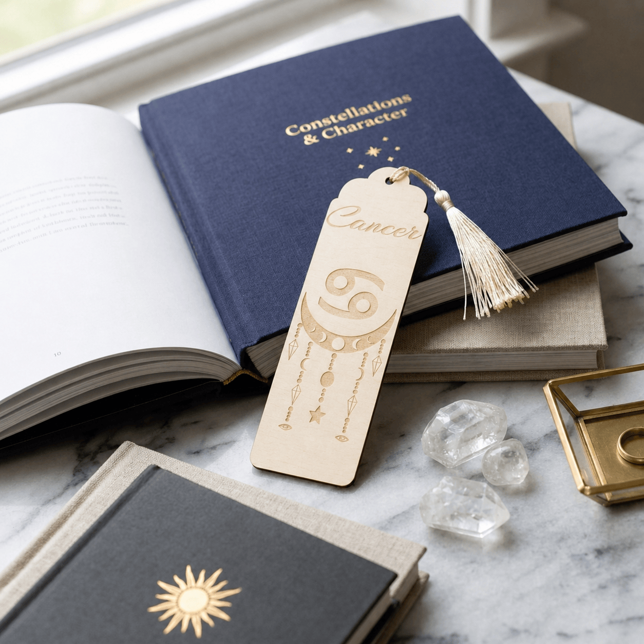 Marque-page astrologique Cancer en bois gravé – Signe du zodiaque