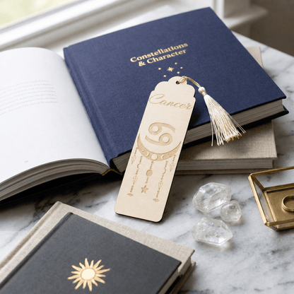 Marque-page astrologique Cancer en bois gravé – Signe du zodiaque