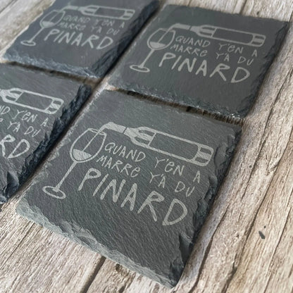 Coffret de 4 sous-verres en ardoise gravée humour vin Quand y’en a marre y’a du pinard dans boîte cadeau en bois
