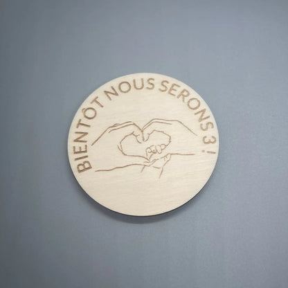 Magnet Annonce Grossesse "Bientôt Nous Serons 3 !" - Gravure laser ROUSSILLON CRÉATIONS