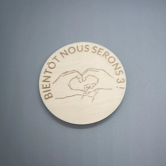 Magnet Annonce Grossesse "Bientôt Nous Serons 3 !" - Gravure laser ROUSSILLON CRÉATIONS