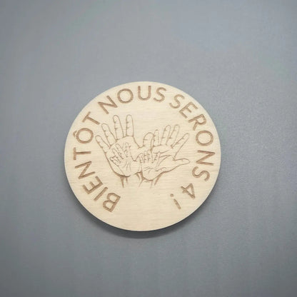 Magnet Annonce Grossesse "Bientôt Nous Serons 4 !" - Gravure laser ROUSSILLON CRÉATIONS