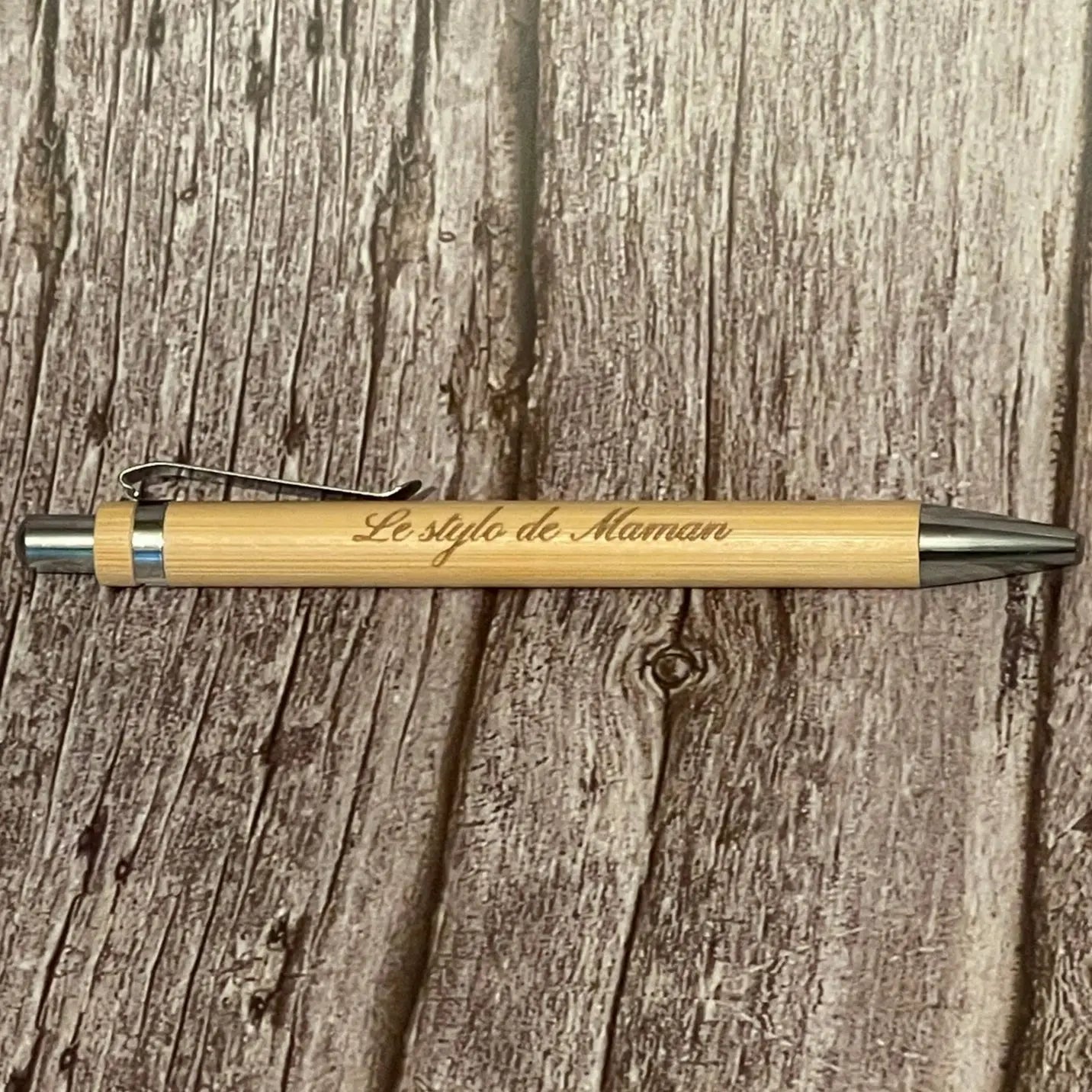 Stylo en bambou gravé « Le stylo de Maman » — Cadeau personnalisé ROUSSILLON CRÉATIONS