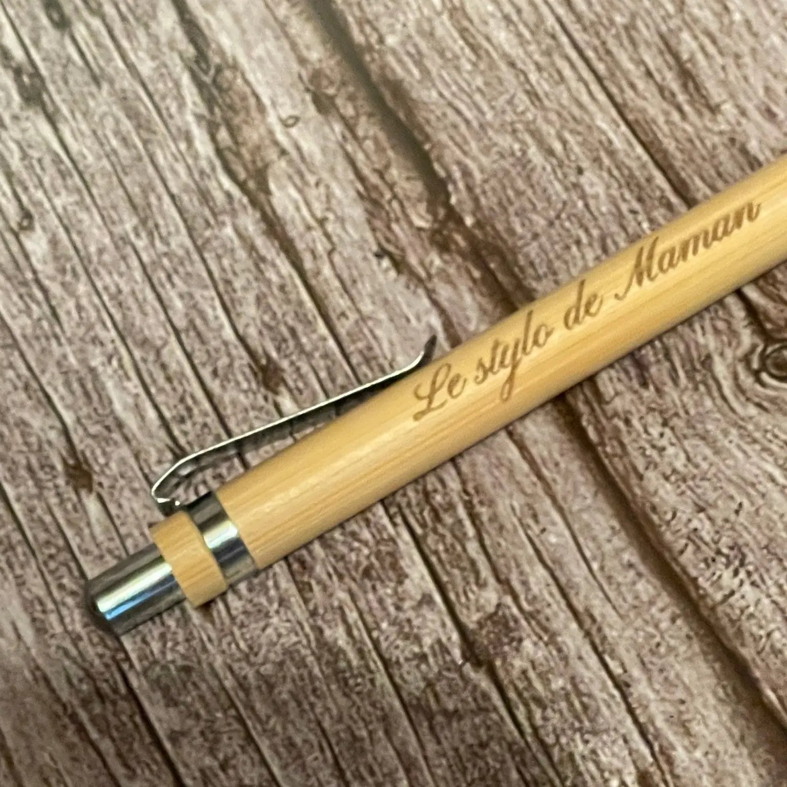 Stylo en bambou gravé « Le stylo de Maman » — Cadeau personnalisé ROUSSILLON CRÉATIONS