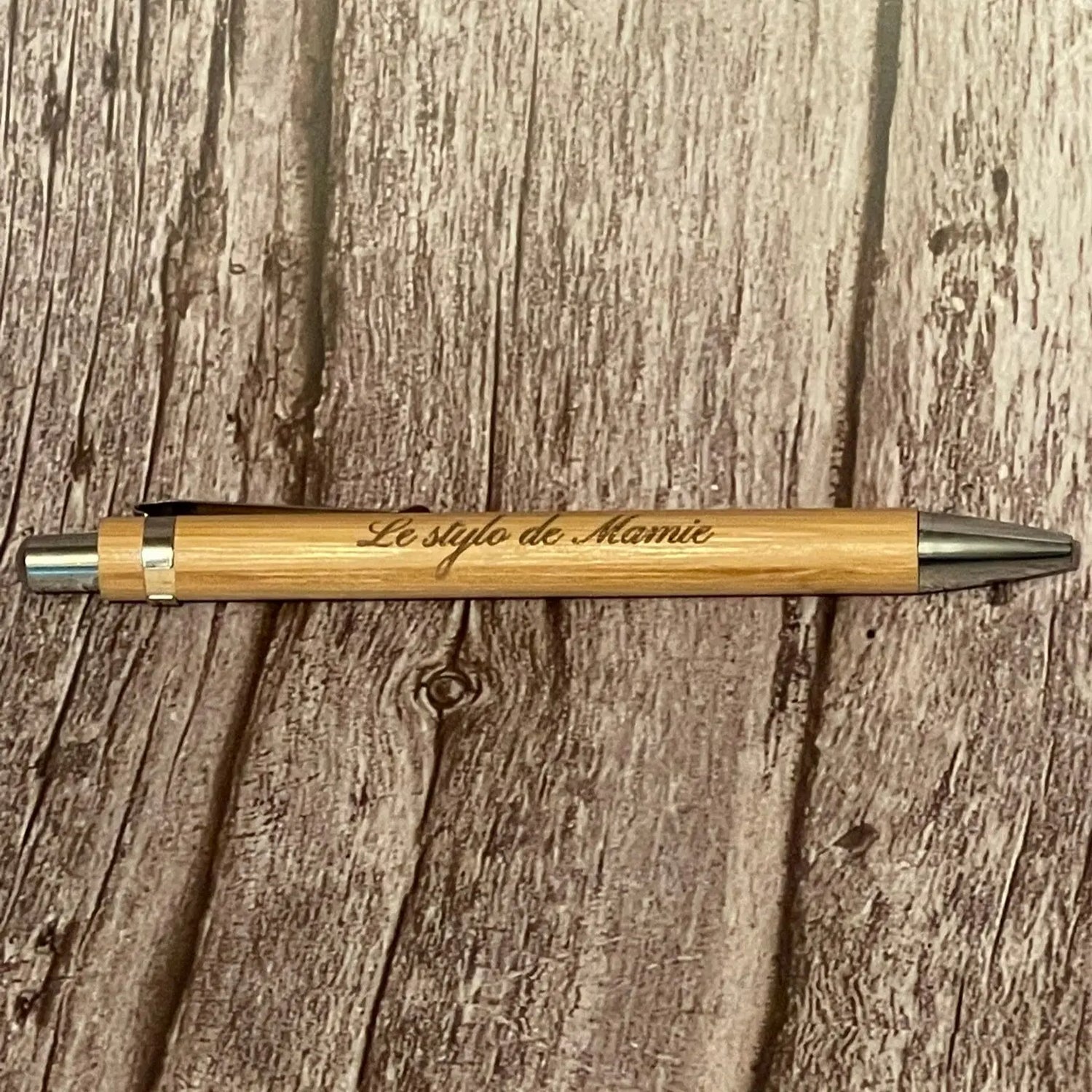 Stylo en bambou gravé « Le stylo de Mamie » — Cadeau personnalisé ROUSSILLON CRÉATIONS