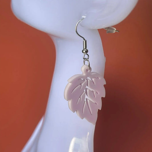 Boucles d’oreilles "Feuille de Vigne" — Acrylique Rose Pâle Pastel ROUSSILLON CRÉATIONS