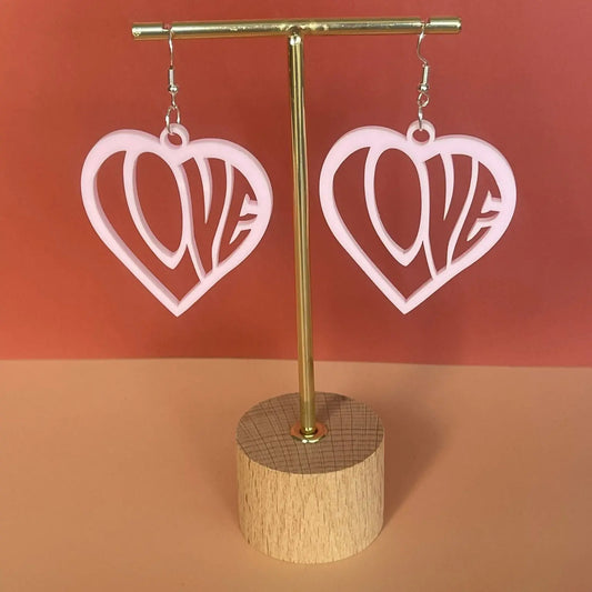 Boucles d’oreilles LOVE — Cœur ajouré en Acrylique rose pâle pastel ROUSSILLON CRÉATIONS