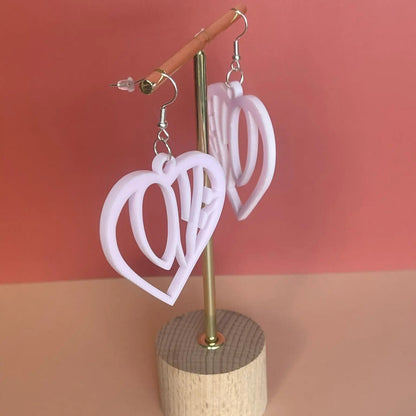 Boucles d’oreilles LOVE — Cœur ajouré en Acrylique rose pâle pastel ROUSSILLON CRÉATIONS