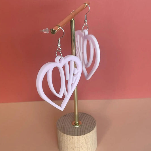 Boucles d’oreilles LOVE — Cœur ajouré en Acrylique rose pâle pastel ROUSSILLON CRÉATIONS