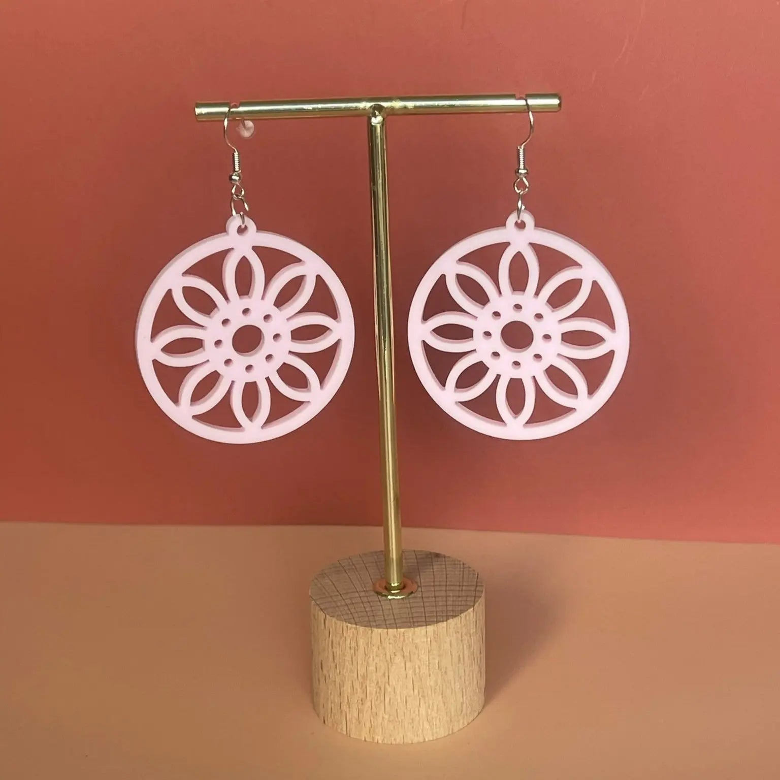 Boucles d’oreilles Fleur Ajourée — Élégance florale en acrylique rose pâle pastel ROUSSILLON CRÉATIONS