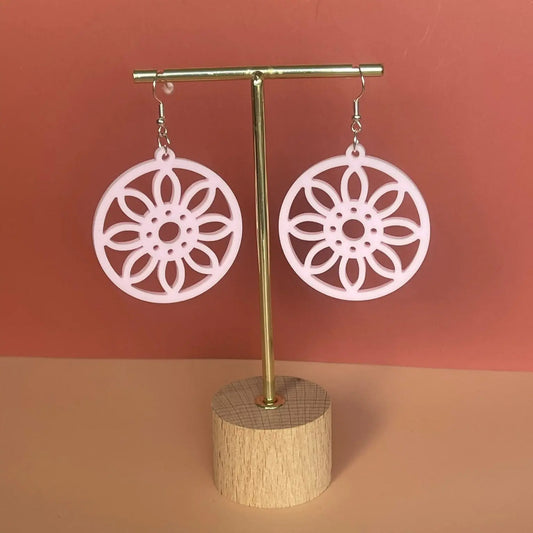 Boucles d’oreilles Fleur Ajourée — Élégance florale en acrylique rose pâle pastel ROUSSILLON CRÉATIONS