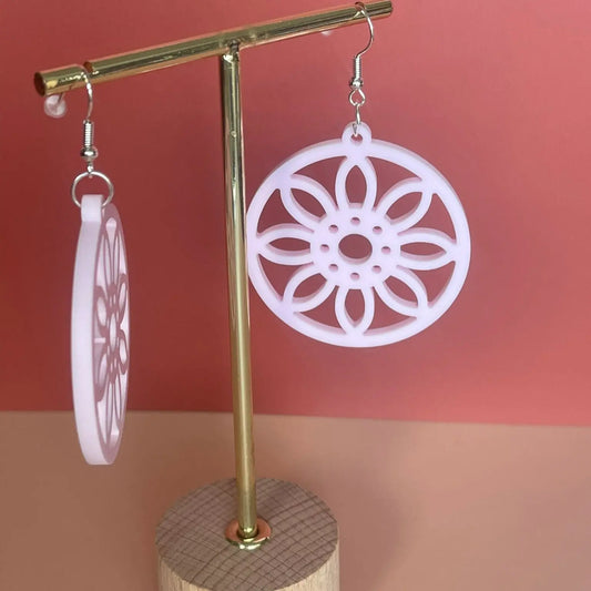 Boucles d’oreilles Fleur Ajourée — Élégance florale en acrylique rose pâle pastel ROUSSILLON CRÉATIONS