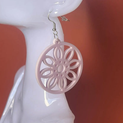 Boucles d’oreilles Fleur Ajourée — Élégance florale en acrylique rose pâle pastel ROUSSILLON CRÉATIONS