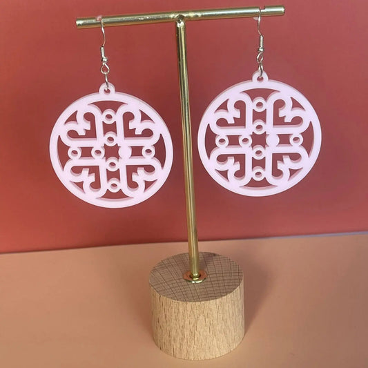 Boucles d'oreilles "Médaillon Cœurs" — Acrylique Rose Pâle Pastel ROUSSILLON CRÉATIONS
