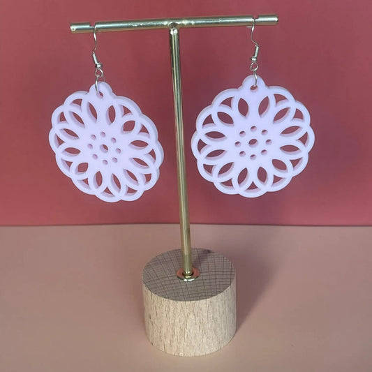 Boucles d’oreilles Fleur Élégante — Délicatesse florale en acrylique rose pâle pastel ROUSSILLON CRÉATIONS