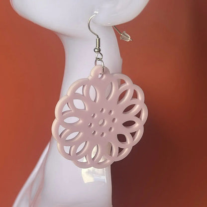 Boucles d’oreilles Fleur Élégante — Délicatesse florale en acrylique rose pâle pastel ROUSSILLON CRÉATIONS