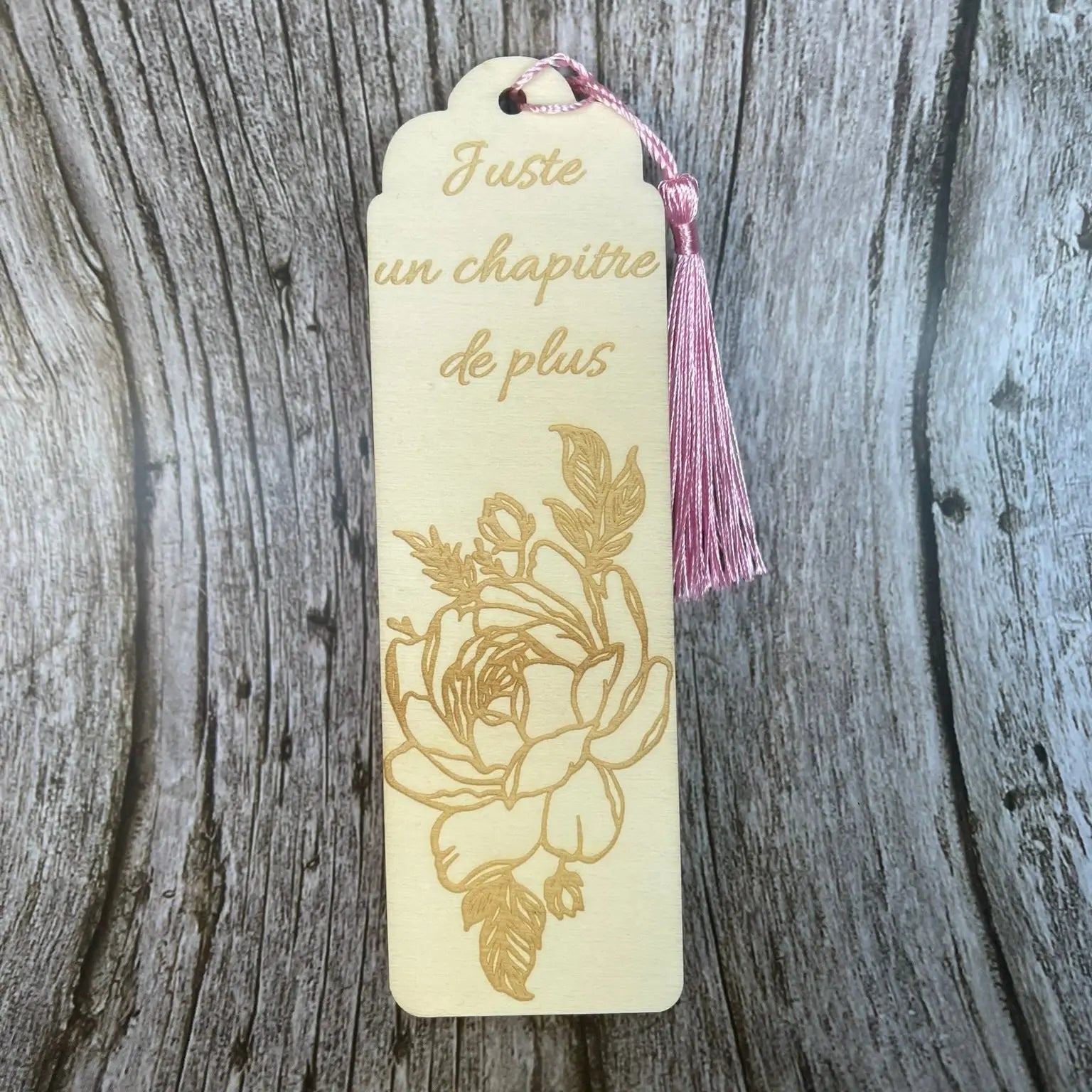Marque-page en bois gravé “Juste un chapitre de plus” – Accessoire de lecture artisanal ROUSSILLON CRÉATIONS