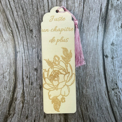 Marque-page en bois gravé “Juste un chapitre de plus” – Accessoire de lecture artisanal ROUSSILLON CRÉATIONS