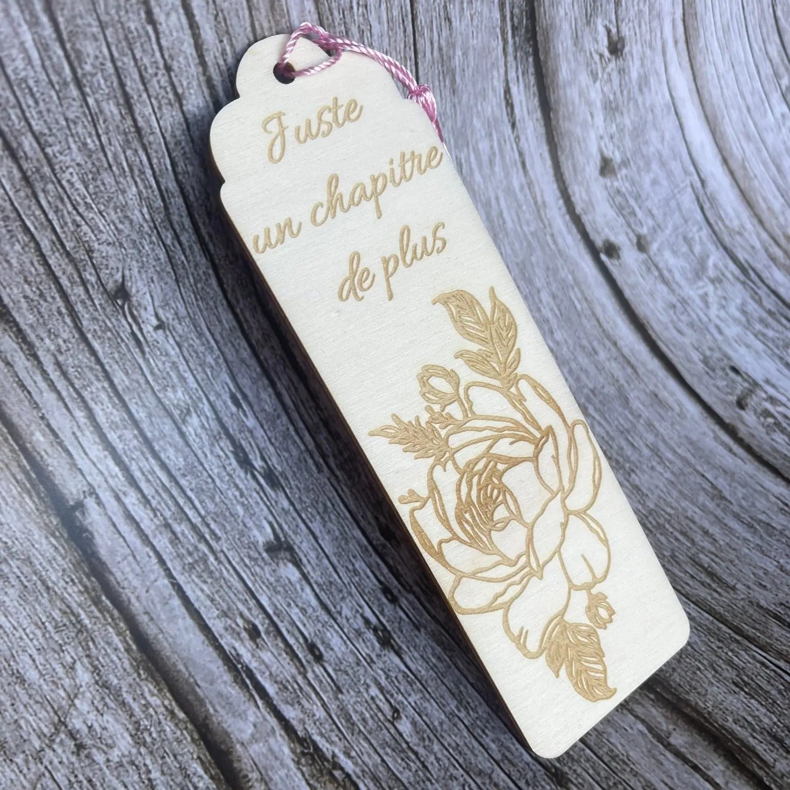Marque-page en bois gravé “Juste un chapitre de plus” – Accessoire de lecture artisanal ROUSSILLON CRÉATIONS