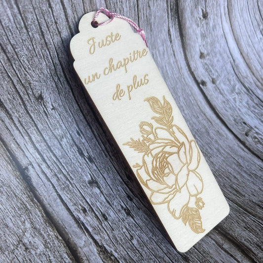 Marque-page en bois gravé “Juste un chapitre de plus” – Accessoire de lecture artisanal ROUSSILLON CRÉATIONS