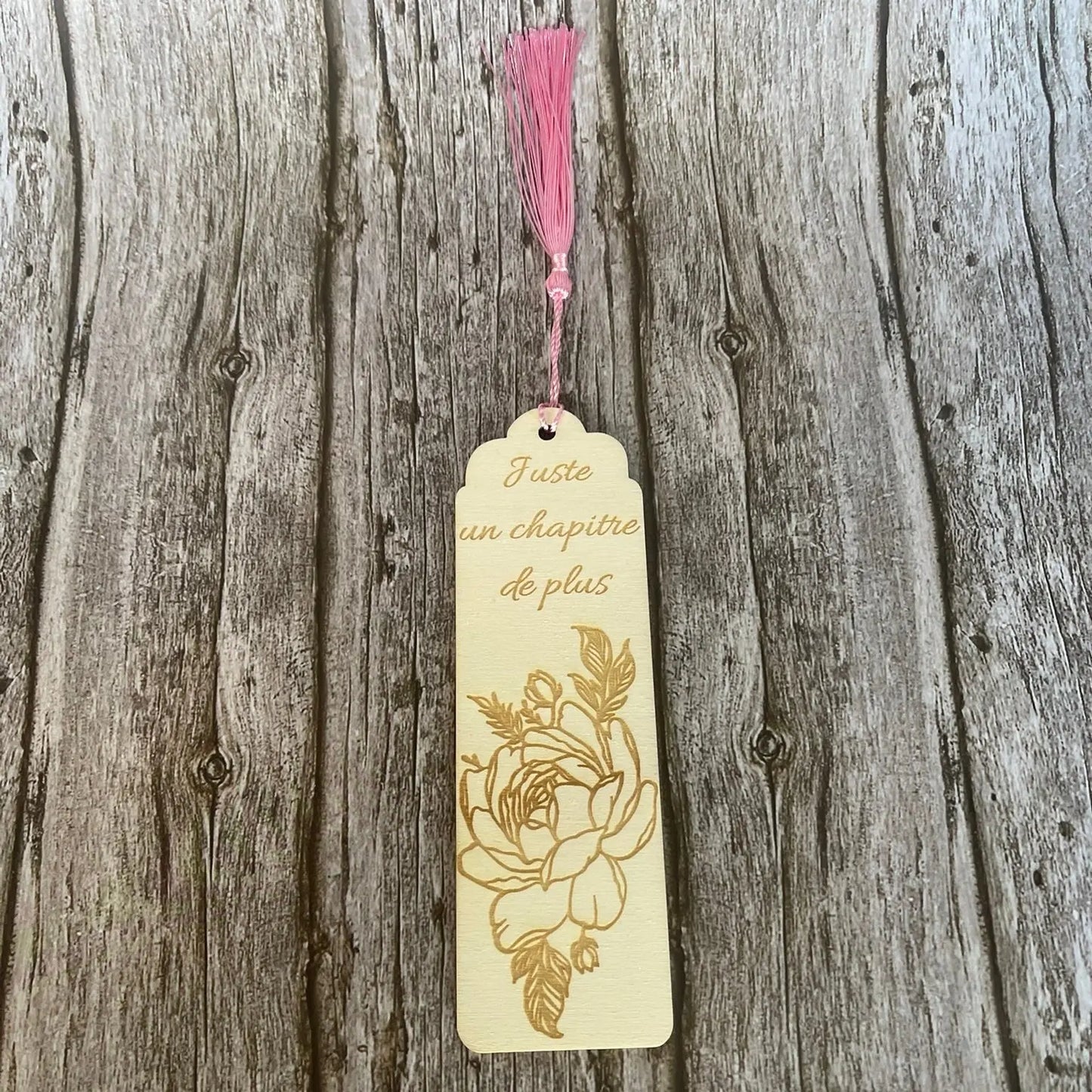 Marque-page en bois gravé “Juste un chapitre de plus” – Accessoire de lecture artisanal ROUSSILLON CRÉATIONS