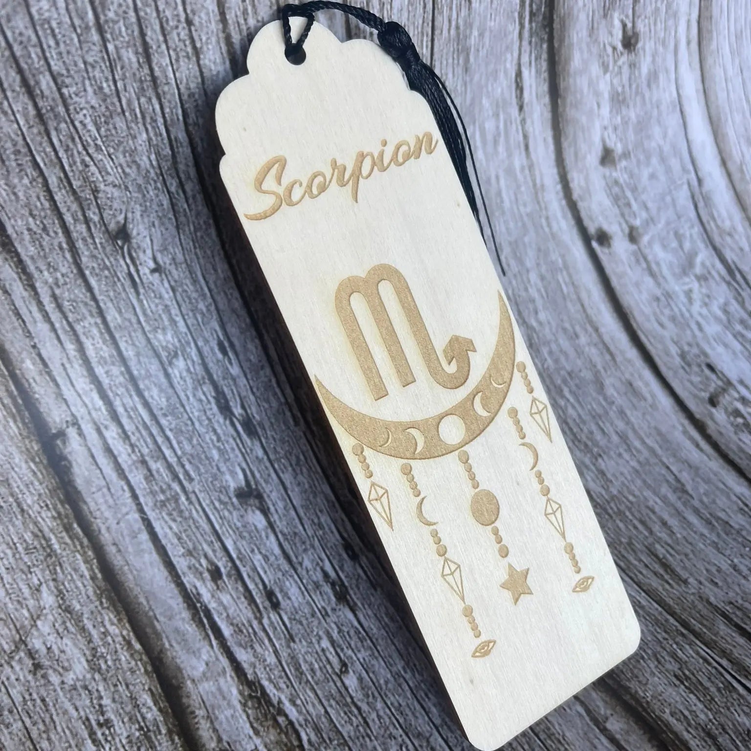 Marque-page astrologique Scorpion en bois gravé – Signe du zodiaque ♏ ROUSSILLON CRÉATIONS