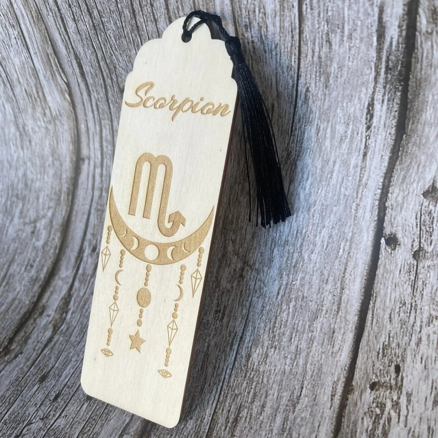 Marque-page astrologique Scorpion en bois gravé – Signe du zodiaque ♏ ROUSSILLON CRÉATIONS