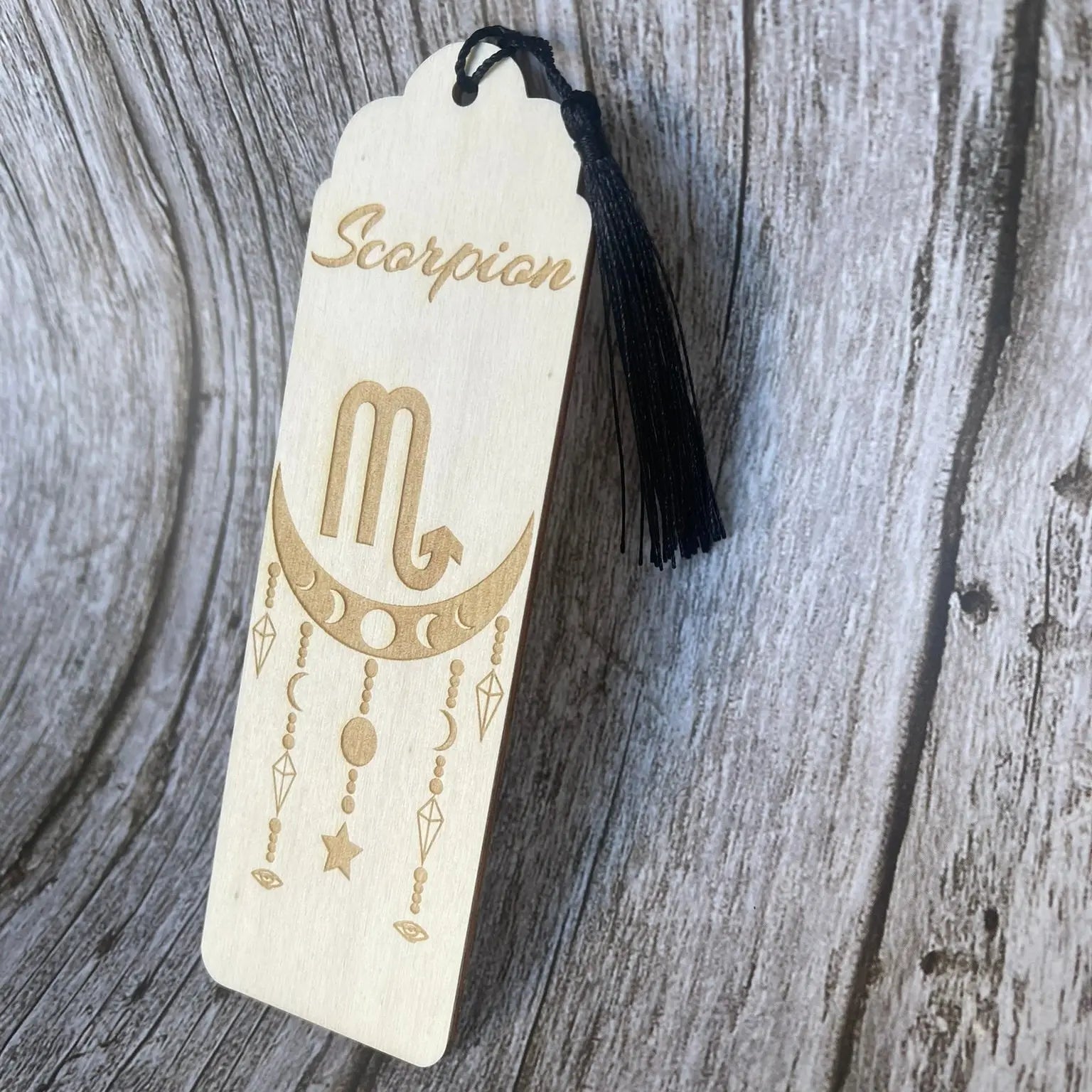 Marque-page astrologique Scorpion en bois gravé – Signe du zodiaque ♏ ROUSSILLON CRÉATIONS