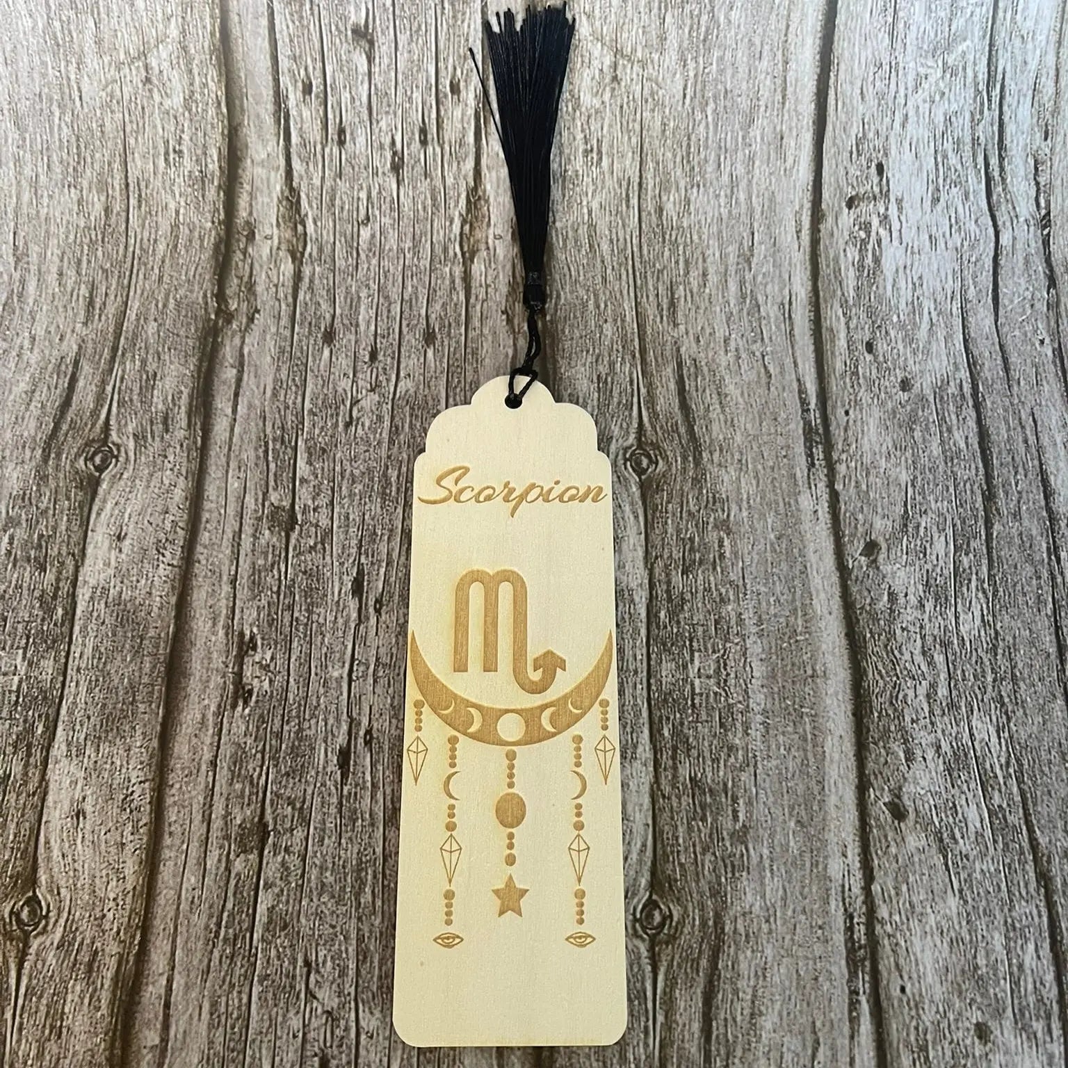 Marque-page astrologique Scorpion en bois gravé – Signe du zodiaque ♏ ROUSSILLON CRÉATIONS