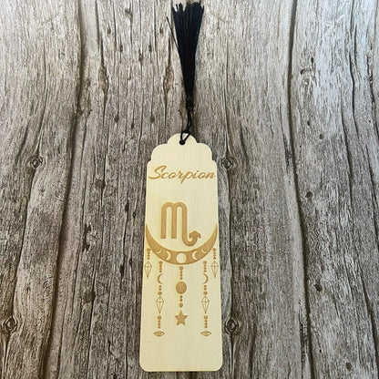 Marque-page astrologique Scorpion en bois gravé – Signe du zodiaque ♏ ROUSSILLON CRÉATIONS