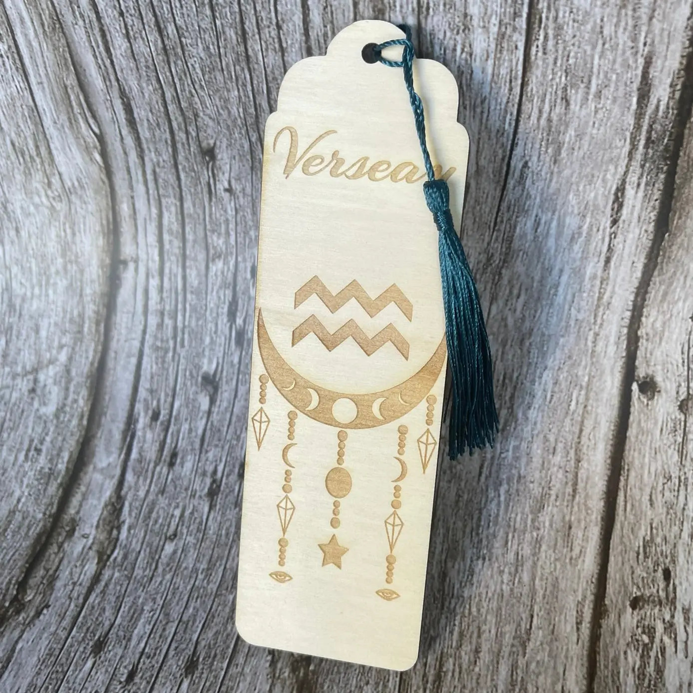 Marque-page astrologique Verseau en bois gravé – Signe du zodiaque ♒ ROUSSILLON CRÉATIONS