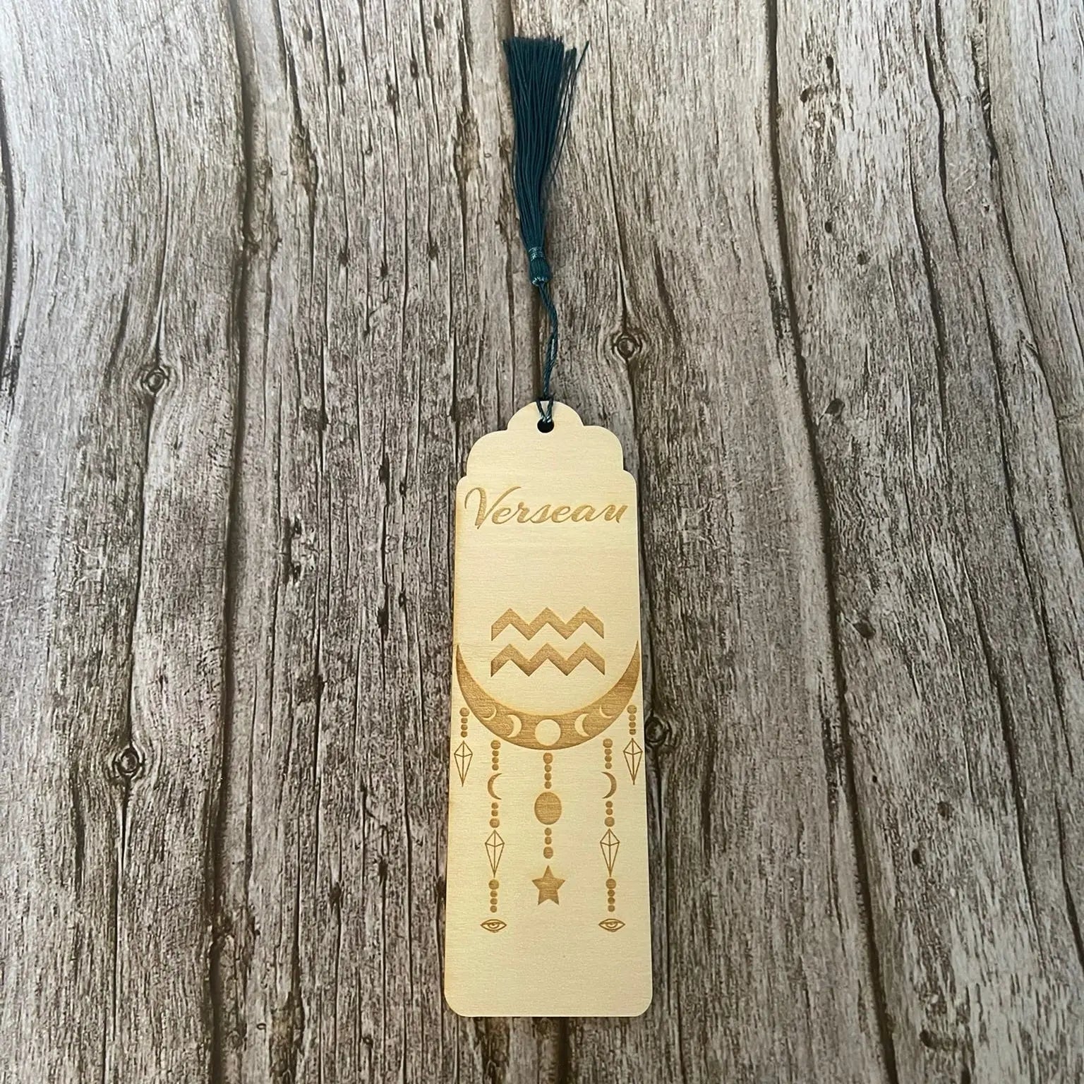 Marque-page astrologique Verseau en bois gravé – Signe du zodiaque ♒ ROUSSILLON CRÉATIONS