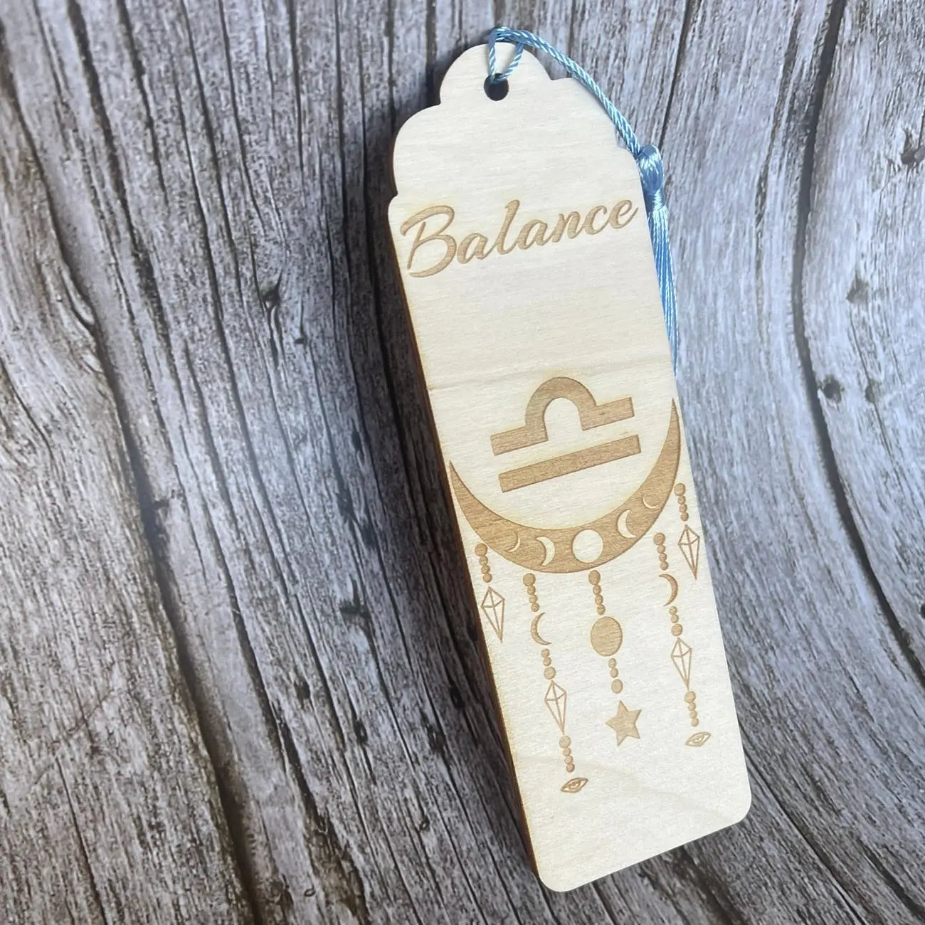 Marque-page astrologique Balance en bois gravé – Signe du zodiaque ♎ ROUSSILLON CRÉATIONS
