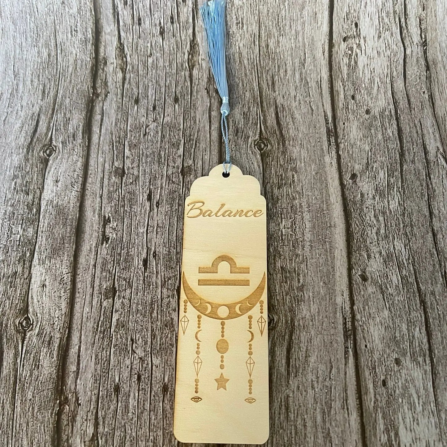 Marque-page astrologique Balance en bois gravé – Signe du zodiaque ♎ ROUSSILLON CRÉATIONS