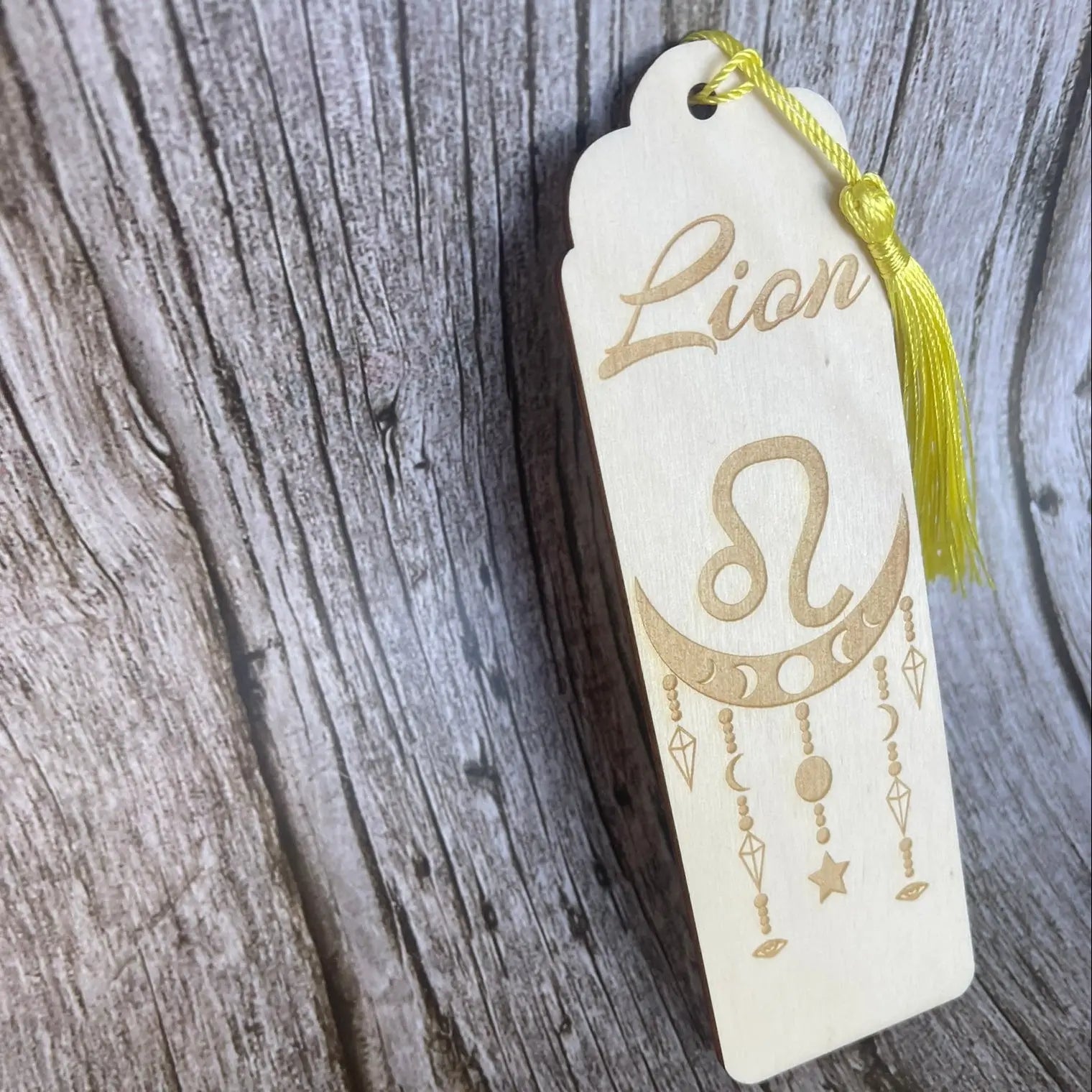 Marque-page astrologique Lion en bois gravé – Signe du zodiaque ♌ ROUSSILLON CRÉATIONS