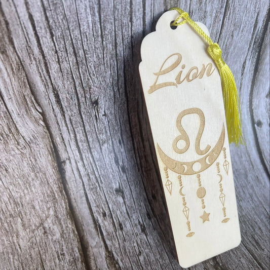 Marque-page astrologique Lion en bois gravé – Signe du zodiaque ♌ ROUSSILLON CRÉATIONS
