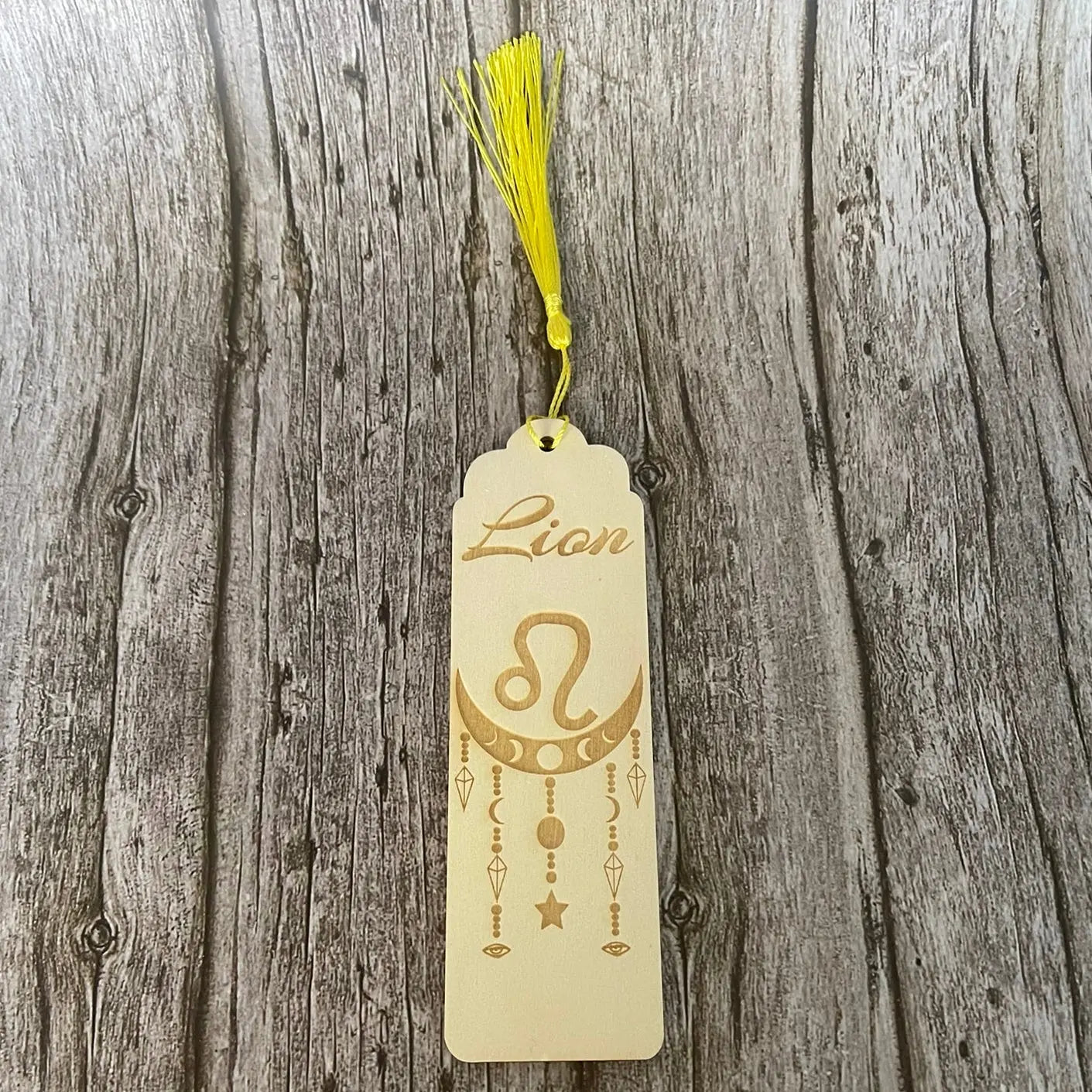 Marque-page astrologique Lion en bois gravé – Signe du zodiaque ♌ ROUSSILLON CRÉATIONS