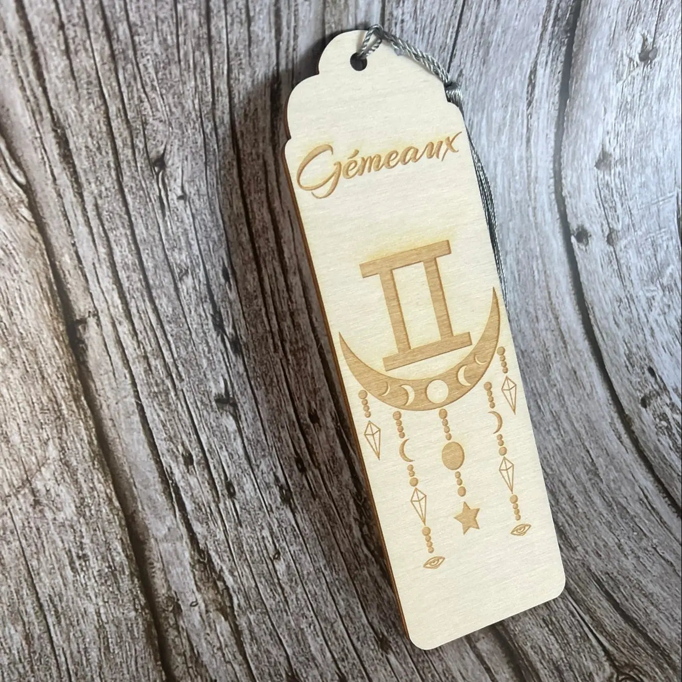 Marque-page astrologique Gémeaux en bois gravé – Signe du zodiaque ♊ - ROUSSILLON CRÉATIONS